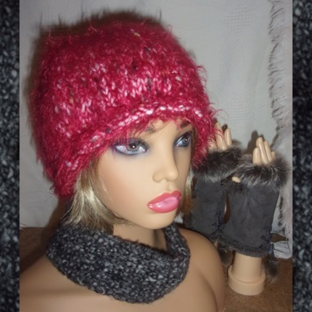 Loose-Fit Hat AND Faux Suede/Fur Gloves!